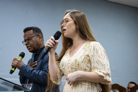 Cantor e Pastor Elias Silva e esposa louvando a Deus na ADB Cambuci Setor 103